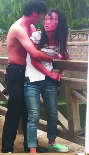 小情侶吵架女子霸氣撕衣 翻護(hù)欄欲跳河 小情侶吵架女子霸氣撕衣 翻護(hù)欄欲跳河