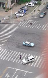 青島現半夜飆車黨路口畫怪圈 馬達轟鳴心驚肉跳