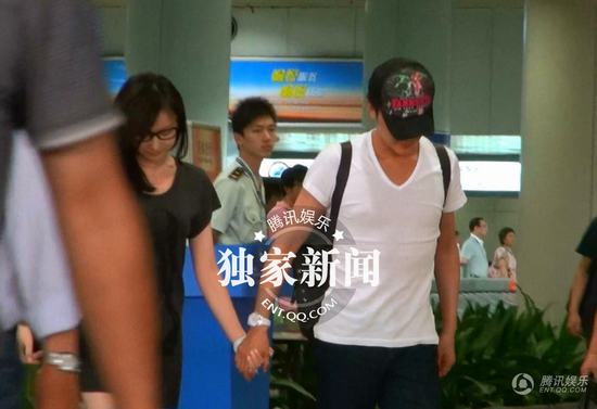 馮紹峰攜倪妮恩愛(ài)回京 逛超市共回公寓