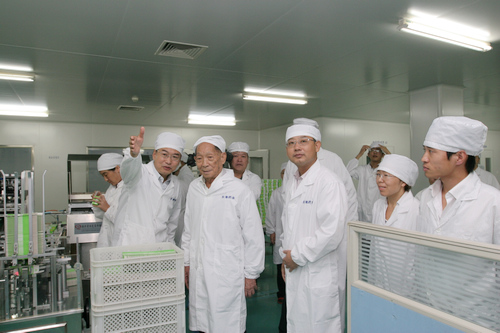 袁隆平現身青島 稱要讓水稻畝產突破1噸