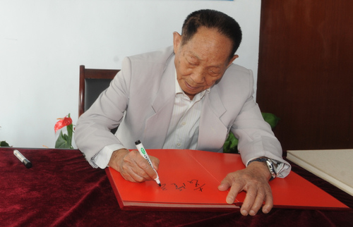 袁隆平現身青島 稱要讓水稻畝產突破1噸