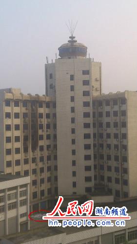 室外的空調外掛曾是四人拼命抓住的“救命稻草”。