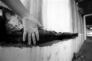 　新江橋便橋南側(cè)橋下墻面開裂，不過這堵墻當(dāng)初是為了美觀而設(shè)的，不會影響橋的安全