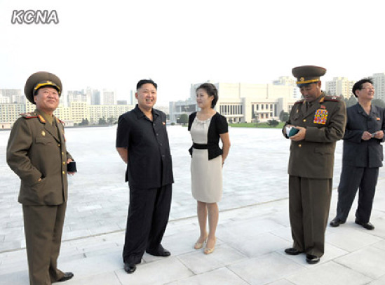 金正恩夫婦結束視察 歸途中瞻仰金日成金正日銅像