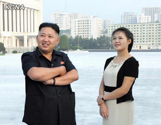 金正恩夫婦結束視察 歸途中瞻仰金日成金正日銅像