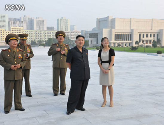 金正恩夫婦結束視察 歸途中瞻仰金日成金正日銅像