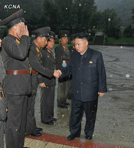 金正恩夫婦結束視察 歸途中瞻仰金日成金正日銅像