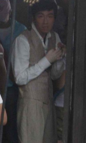 俞灝明穿壓力衣現身