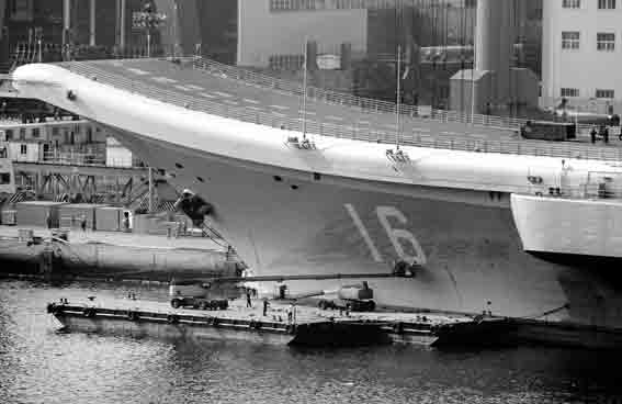 工作人員在航母艦體上描出了“16”這個數字 約圖/郭媛丹 工作人員在航母艦體上描出了“16”這個數字 約圖/郭媛丹