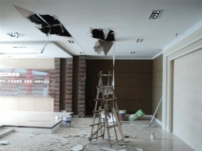 青島海博家居檢修工人觸電身亡 工友鑿破天花板才救出 青島海博家居檢修工人觸電身亡 工友鑿破天花板才救出