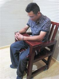 青島小關島海面驚現巨型魚雷 漁民拖回岸邊 青島小關島海面驚現巨型魚雷 漁民拖回岸邊