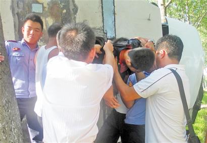 運鈔車側翻全車人受傷 5000萬現金被壓 運鈔車側翻全車人受傷 5000萬現金被壓