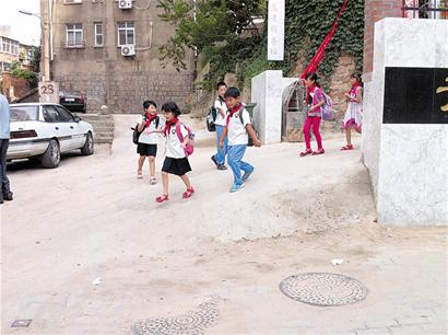 家長車接車送引攀比成風 因孩子一句話換車 家長車接車送引攀比成風 因孩子一句話換車