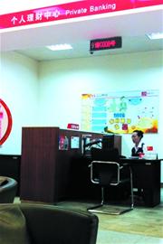 銀行為搭上富翁使盡解數 雇俊男美女貼身伺候似保姆 銀行為搭上富翁使盡解數 雇俊男美女貼身伺候似保姆