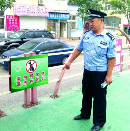 體育街各個入口都設有禁帶寵物入內的標牌 體育街各個入口都設有禁帶寵物入內的標牌