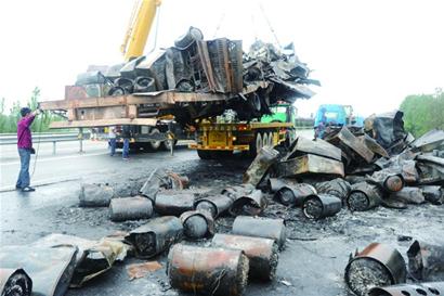 拖掛車貨物起火 司機(jī)將車頭分離逃生 拖掛車貨物起火 司機(jī)將車頭分離逃生