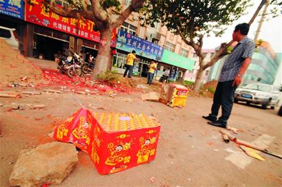 商家千元買沖天炮迎財(cái)神節(jié) 原地炸響炸傷圍觀者 商家千元買沖天炮迎財(cái)神節(jié) 原地炸響炸傷圍觀者