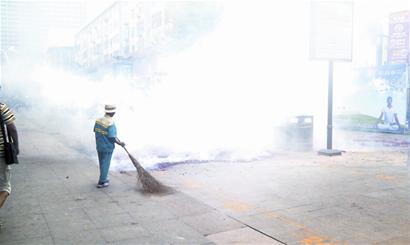 青島限放令禁放鞭炮 商家迎財神點著就跑 青島限放令禁放鞭炮 商家迎財神點著就跑