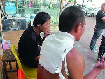 青島小伙討薪不成當場一瓶開水澆自己 驚呆所有人 青島小伙討薪不成當場一瓶開水澆自己 驚呆所有人