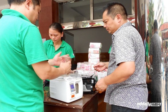 民企拉600萬現金直捐彝良災區