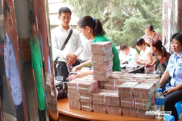 民企拉600萬現金直捐彝良災區