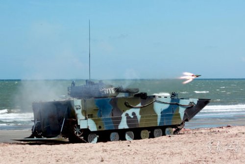 資料圖:反坦克導彈“撲”向目標,摧毀敵裝甲目標廖志勇攝 資料圖:反坦克導彈“撲”向目標,摧毀敵裝甲目標廖志勇攝