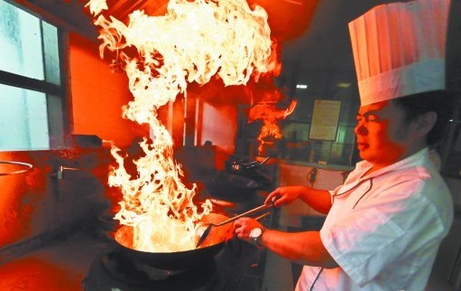 今年32歲的王先生是島城一家餐飲企業里最年輕的廚師。記者孫傳浩