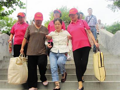 青島低保標準連年漲 獨臂女靠低保圓大學夢 青島低保標準連年漲 獨臂女靠低保圓大學夢