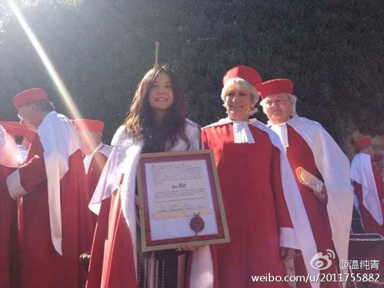 趙薇法國被授魯拉德騎士團封號 身披紅袍場面震撼