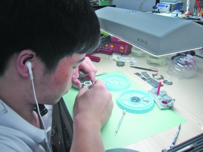 名表維修過程藏貓膩 拆表開蓋就收2500元 名表維修過程藏貓膩 拆表開蓋就收2500元