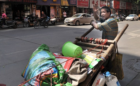 收破爛老漢因擦碰轎車跪地求車主免賠( 收破爛老漢因擦碰轎車跪地求車主免賠(