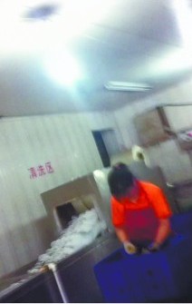 酒店洗餐具成本0.4元收2元年賺3萬 殘渣間消毒間在一起 酒店洗餐具成本0.4元收2元年賺3萬 殘渣間消毒間在一起