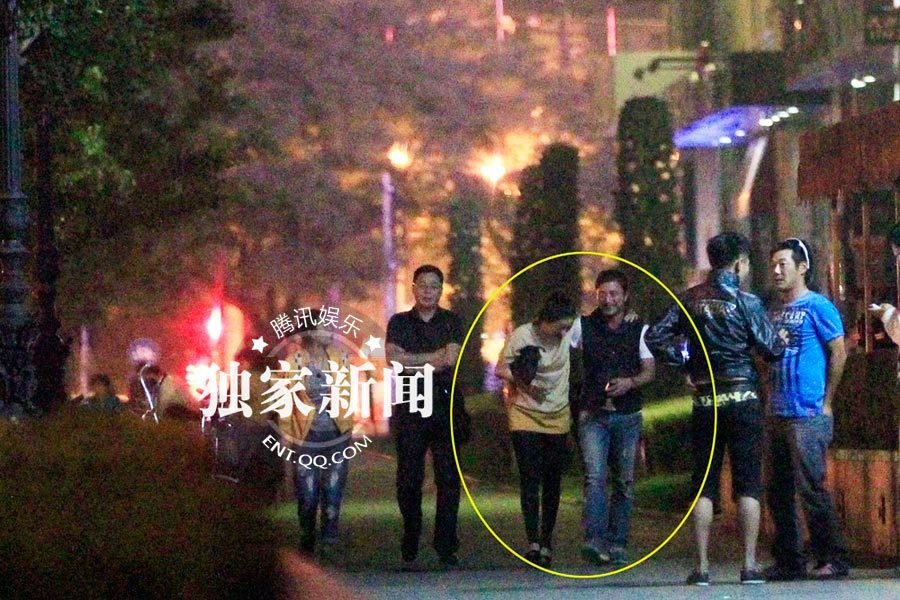 黃小蕾當街豪放 與寶馬男相互摟抱共蒙一條頭巾