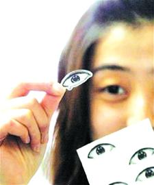 搞怪眼貼被網友稱作神器 醫生提醒易過敏 搞怪眼貼被網友稱作神器 醫生提醒易過敏