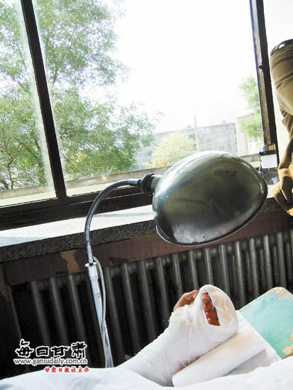 一名學生的手差點被砍斷。本報記者張學江攝