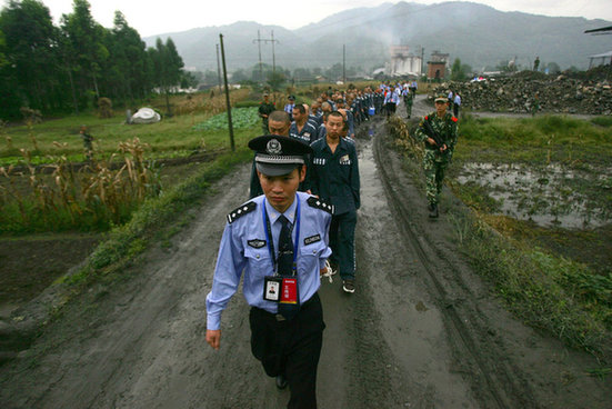 監獄服刑人員搬家 獄警繩牽600名囚犯