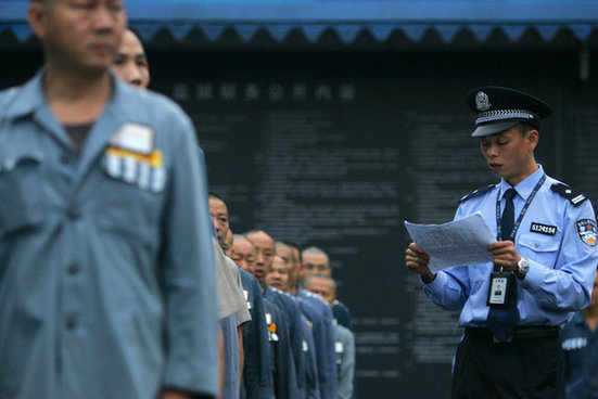 監獄服刑人員搬家 獄警繩牽600名囚犯