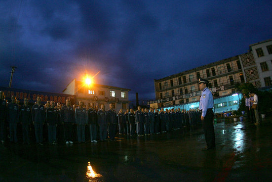 監獄服刑人員搬家 獄警繩牽600名囚犯