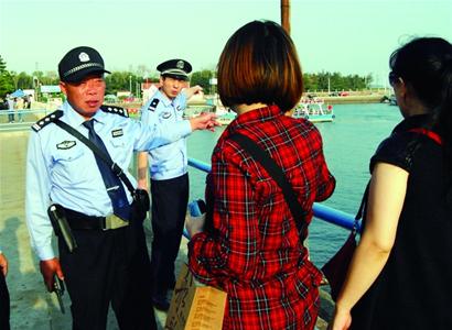 青島片警長假怎么過:值守碼頭幫居民看家 青島片警長假怎么過:值守碼頭幫居民看家