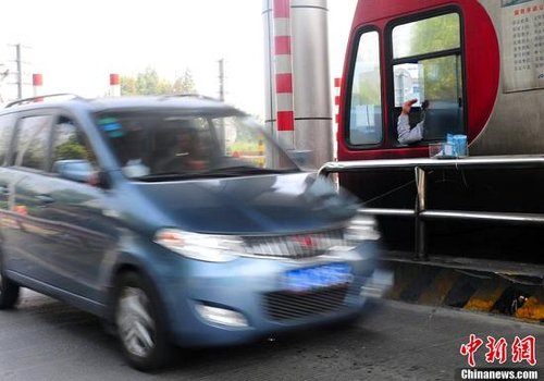 長假今起迎返程客流高峰 多地高速或再現擁堵