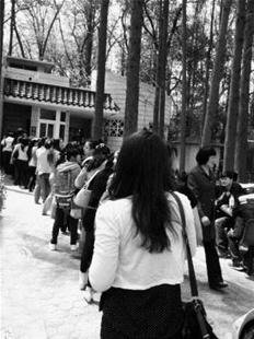 東湖女廁門外排長隊（來自網友“琳子的向日葵”微博）