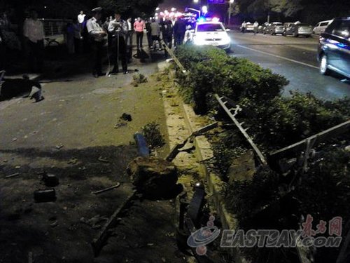 圖片說明：事故發生現場，被撞壞的隔離欄