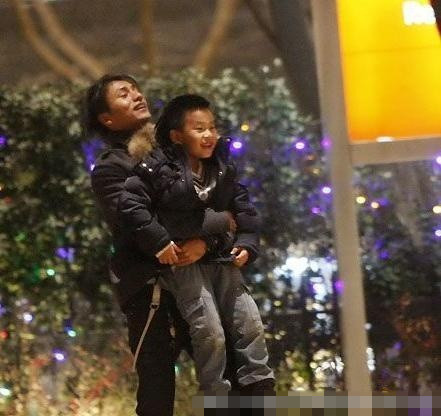 陳坤自爆寶貝兒子的清晰照 9歲優優訓狗場面溫馨