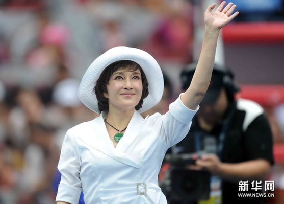 劉曉慶助陣中網妖嬈獻飛吻 皮膚白嫩似瓷娃娃