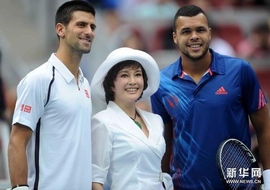 劉曉慶助陣中網妖嬈獻飛吻 皮膚白嫩似瓷娃娃