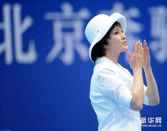 劉曉慶助陣中網妖嬈獻飛吻 皮膚白嫩似瓷娃娃