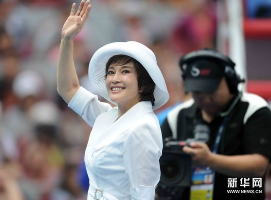 劉曉慶助陣中網妖嬈獻飛吻 皮膚白嫩似瓷娃娃