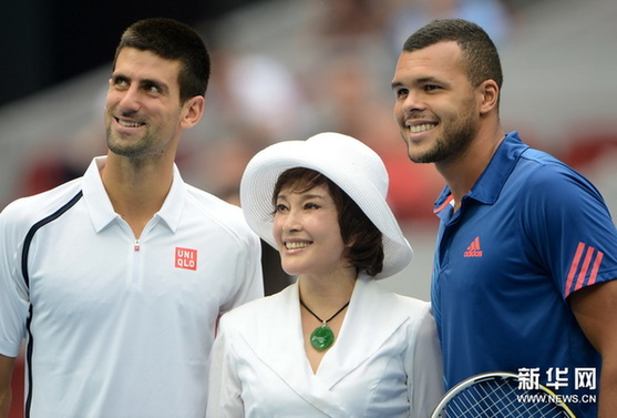 劉曉慶助陣中網妖嬈獻飛吻 皮膚白嫩似瓷娃娃