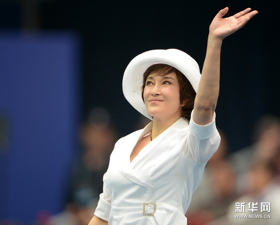 劉曉慶助陣中網(wǎng)妖嬈獻(xiàn)飛吻 皮膚白嫩似瓷娃娃