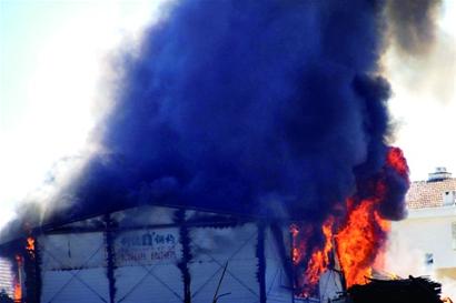 小煙頭引燃大板房工人家當被燒光